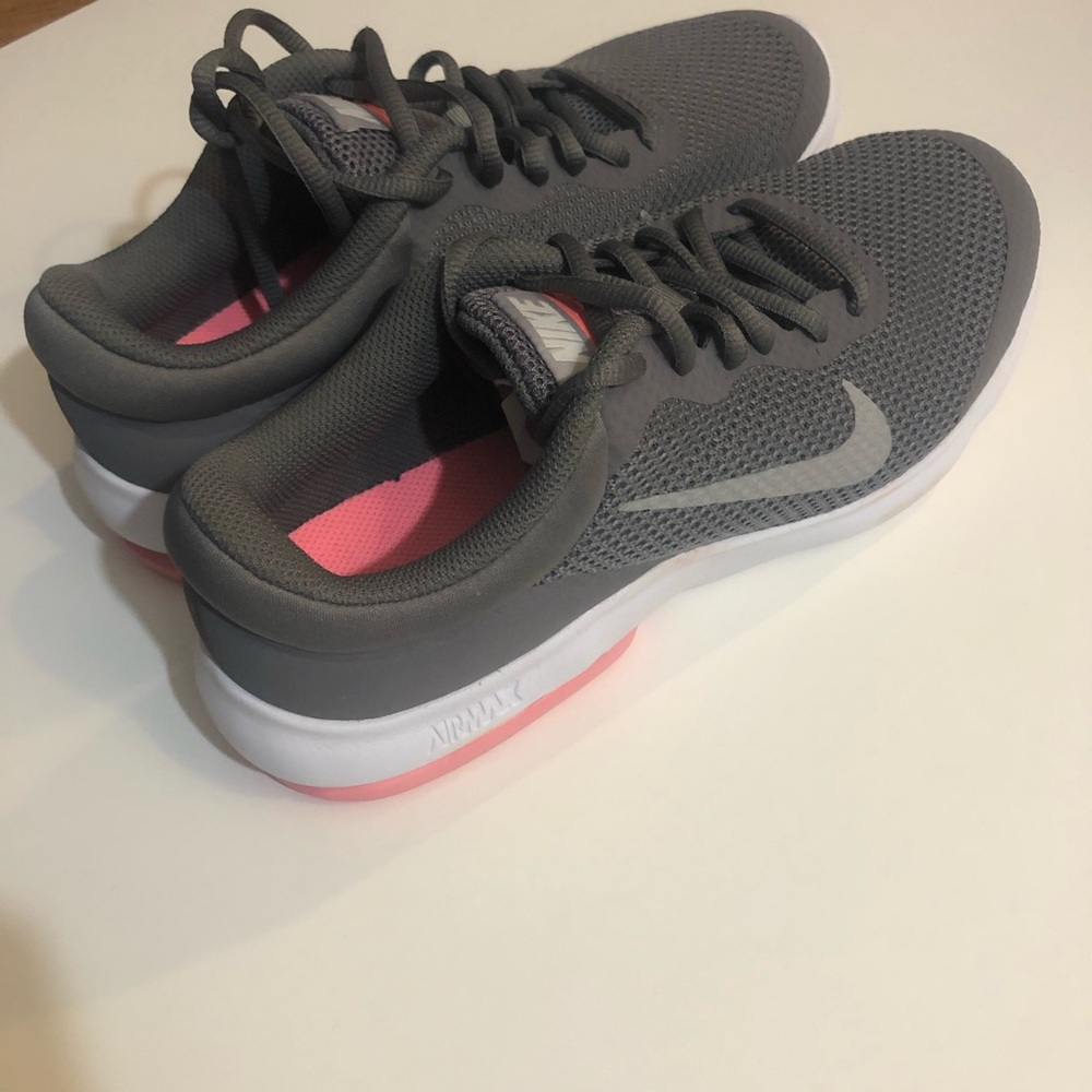 WOMENS SHOES SIZE 8.5